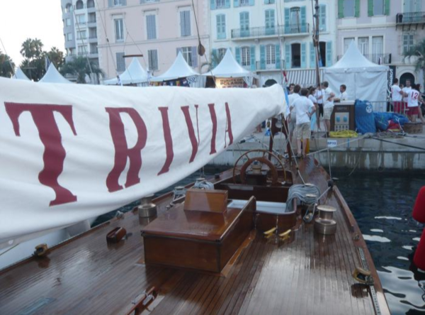Die Crew der Yacht Trivia nutzt die Crewtaschen von one off hier Regates Royales Cannes